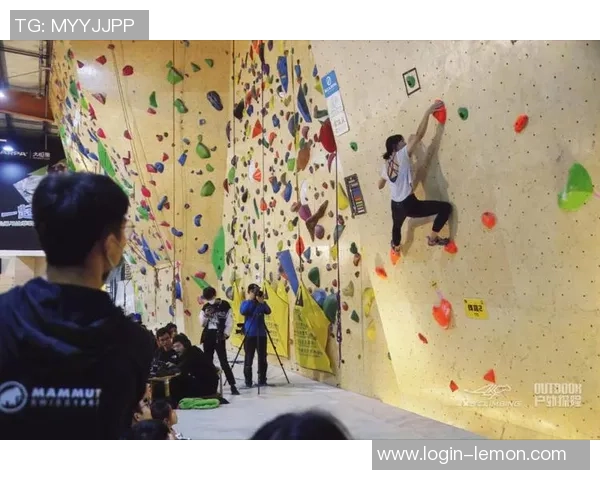 成都攀岩队的包夹战术解析与实战应用探讨